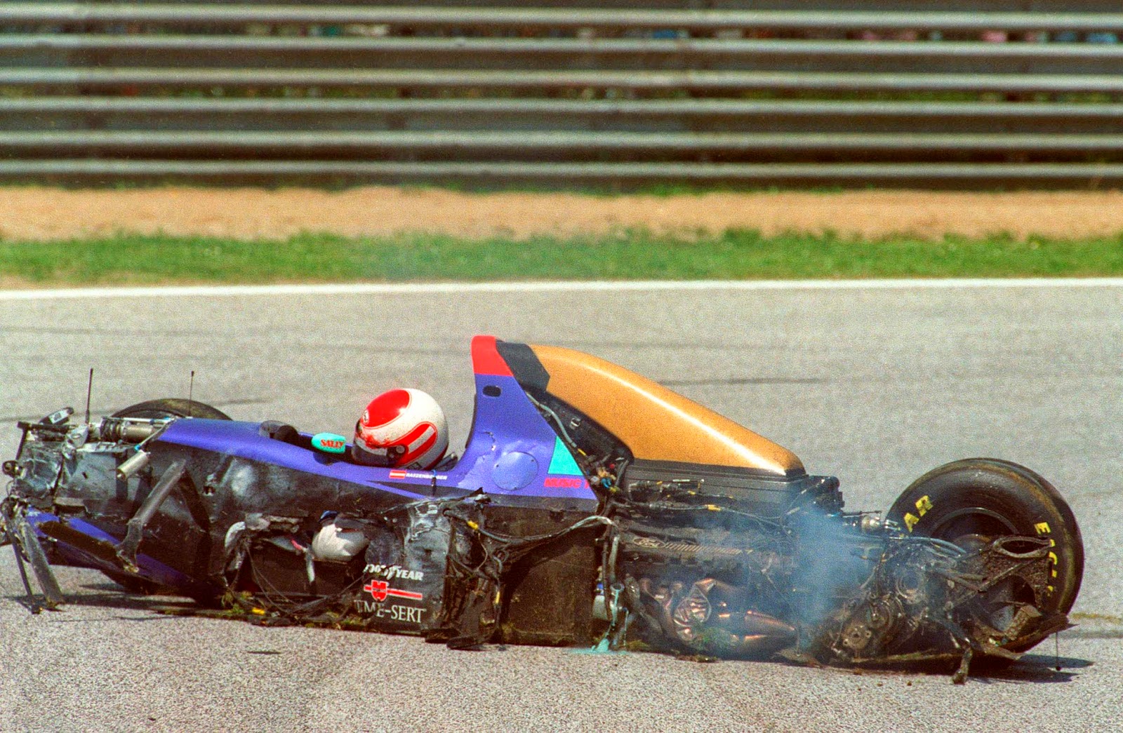 Roland Ratzenberger após batida durante o triste GP de San Marino de Fórmula 1 em 1994 - joseinacioblog